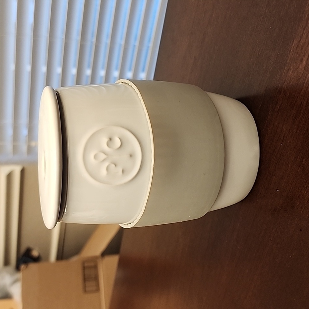 Pampered Chef Ceramic Egg Cooker Microwave w/Silicone Sleeve